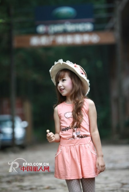 夏天服装加什么配饰比较好看 帽子怎么搭配衣服