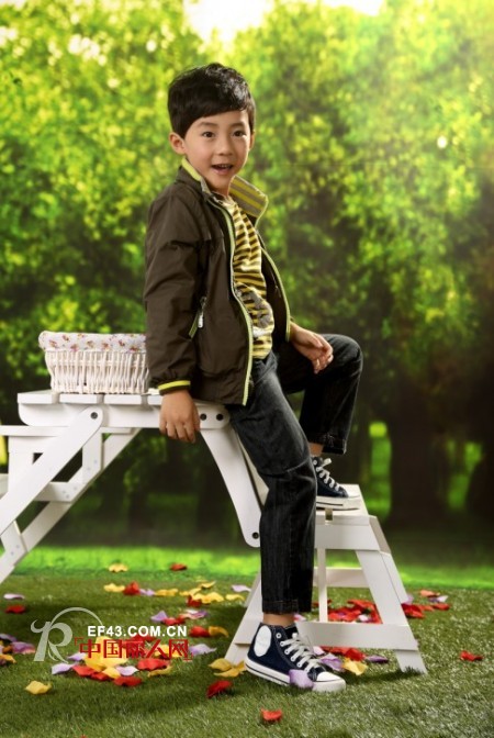 春季外套亮色还是深色好 春天穿怎样的外套好看