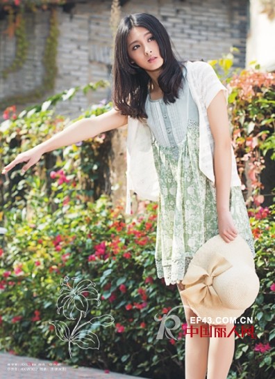 五一小长假出游怎么穿 亮色印花系列与美景争艳