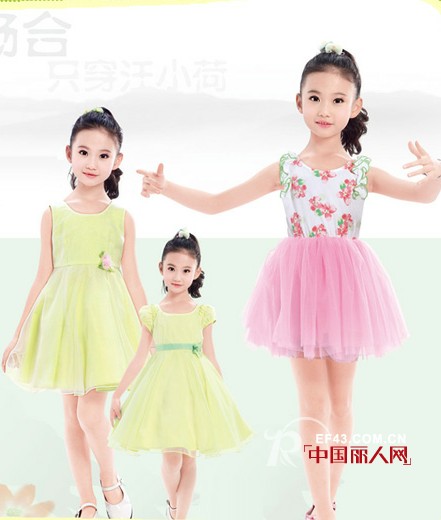 夏天小女孩连衣裙款式搭配 夏天什么颜色连衣裙才好看