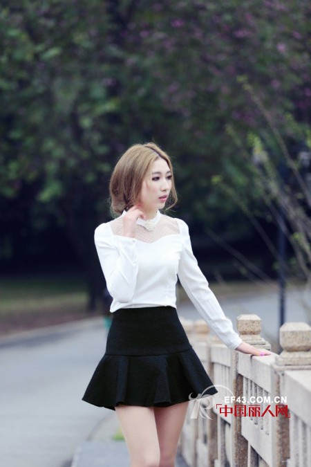 五一出游搭配攻略 白色长袖衫搭配黑色的小短裙