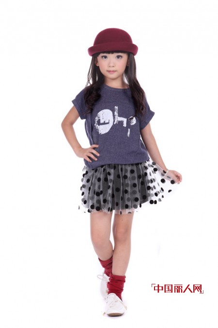 花裤子搭配 波点短裙搭配什么上衣 春夏童装流行什么款式