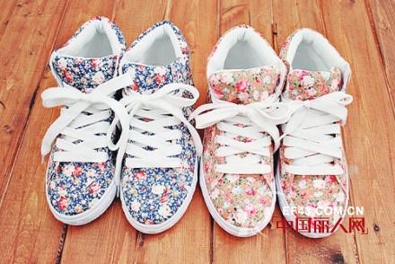 今年流行什么鞋子 碎花鞋搭配什么衣服好看