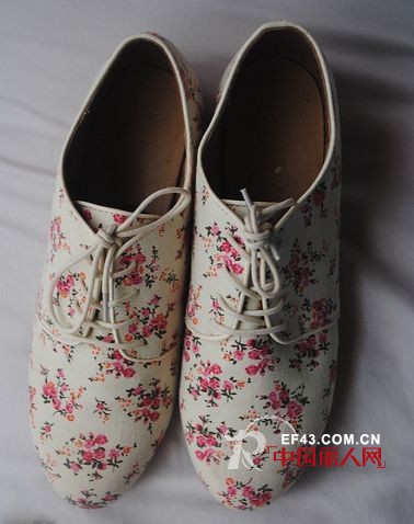 今年流行什么鞋子 碎花鞋搭配什么衣服好看