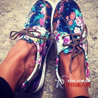 今年流行什么鞋子 碎花鞋搭配什么衣服好看