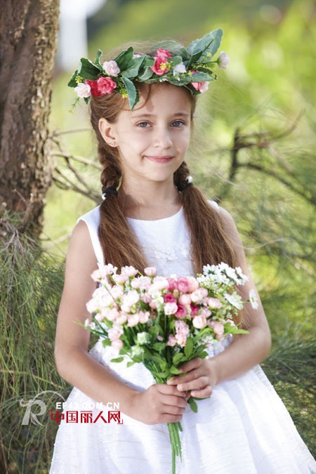 白色连衣裙夏装 蕾丝拼接纯白色时尚装扮