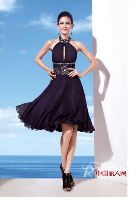 玫瑰红风琴褶性感连衣裙 精致绣花裙大秀“事业线”