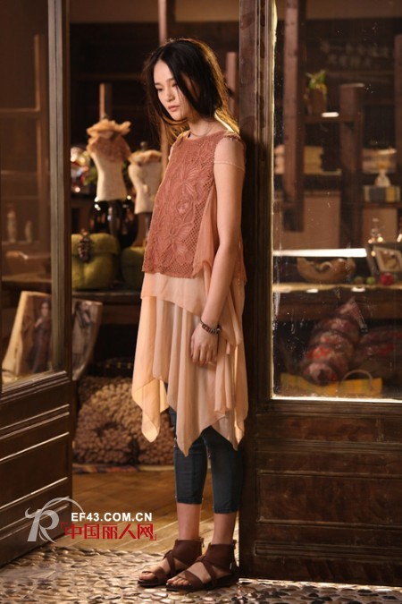 新款米色镂空裙LOOK 素色系双层摆连衣裙看点