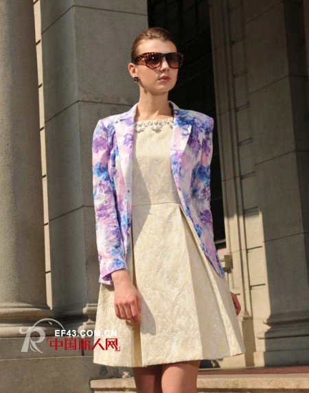 印花裙怎么搭配好看 印花外套精致新款来袭