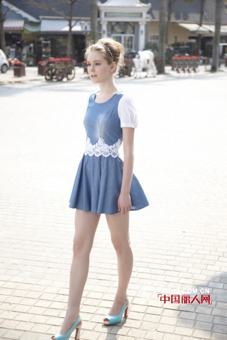 夏季牛仔裙拼接蕾丝 今季最潮的短袖裙新款