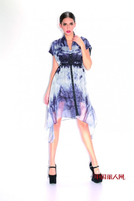 个性十足的印花裙 清爽的面料舒适亲肤