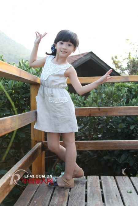 长袖连衣裙怎么搭配 夏天无袖连衣裙什么面料好