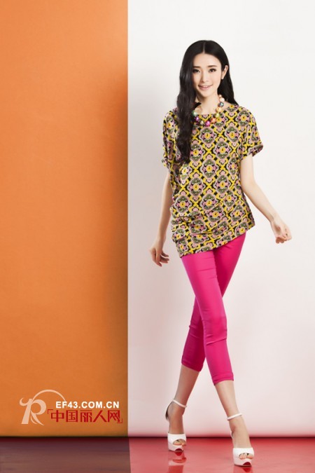 糖果色七分裤怎么搭配上衣 亮色裤子怎么搭配