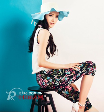 花裙子怎么搭配好看 花裤子配什么上衣