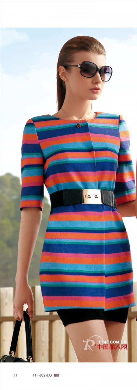 彩虹颜色的衣服怎么搭配 彩虹连衣裙搭配