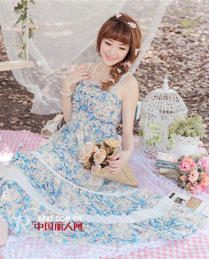 吊带碎花裙什么样的好看 裹胸式碎花清新淡雅