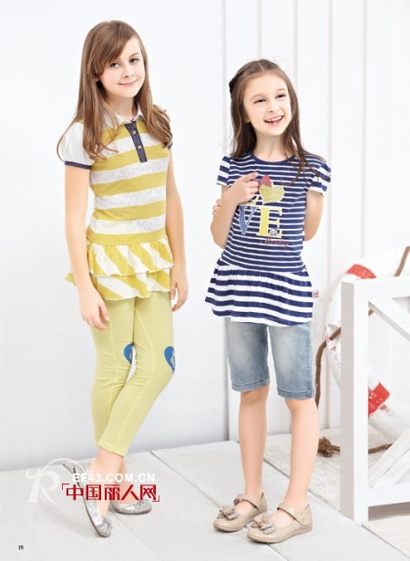 条纹上衣怎么搭配 条纹T恤搭配什么裤子