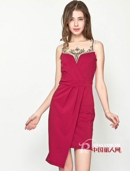 抹胸裙适合什么场合穿 抹胸上衣怎么搭配