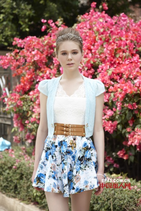 半身裙怎么搭配?印花裙怎么穿好看