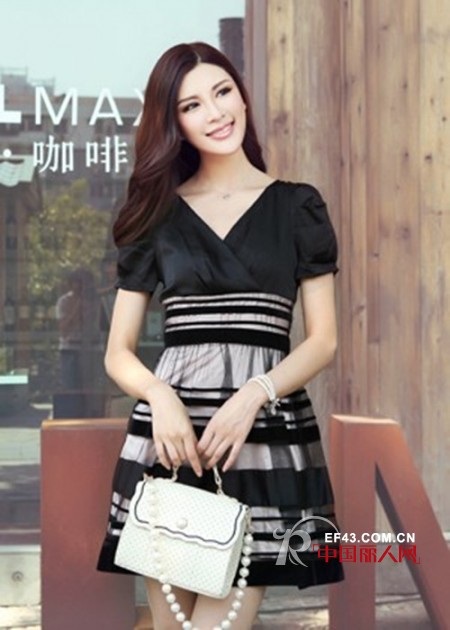 复古印花连衣裙好看吗 文艺中彰显时尚范