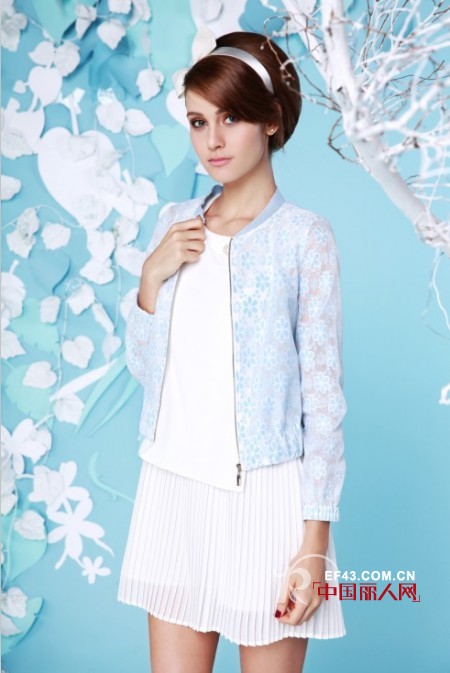 浅蓝色配什么颜色好看 白色连衣裙配什么颜色外套