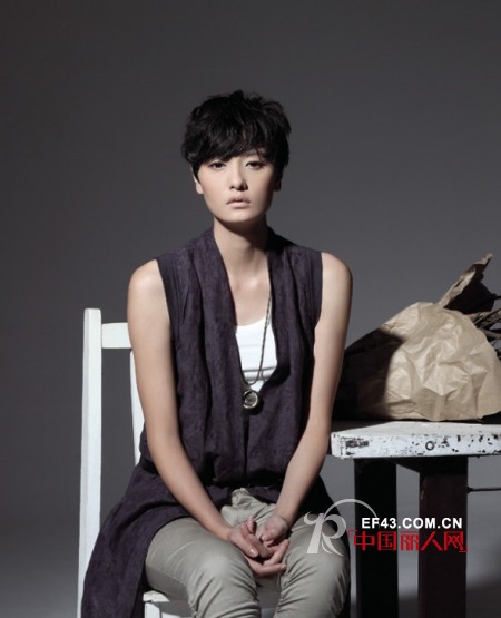 个性街头混搭风格 马甲t恤衫休闲裤搭配