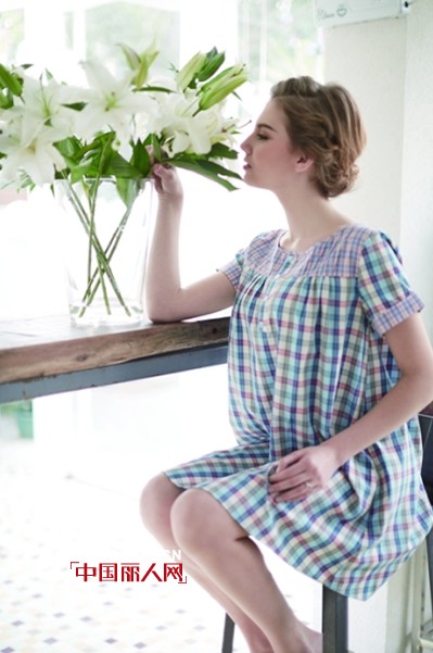 散发英伦气息的格子家居服 高贵大气展现品质生活