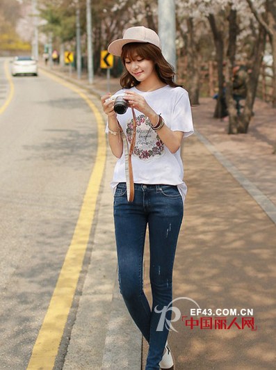 印花T恤配什么裤子 T恤搭配牛仔裤夏季拒绝单调