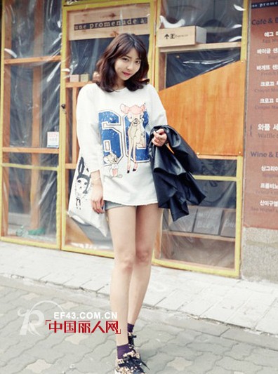 印花T恤配什么裤子 T恤搭配牛仔裤夏季拒绝单调