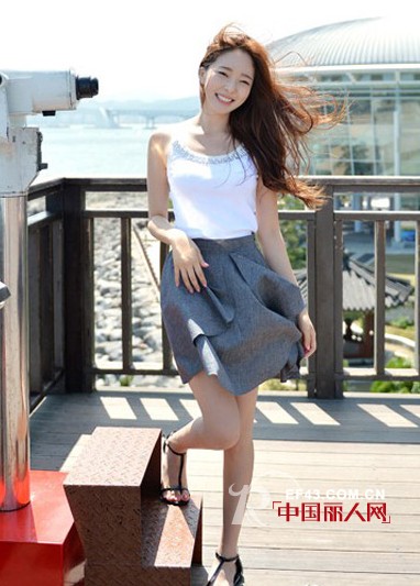 夏季清凉装扮 背心配短裤够清新