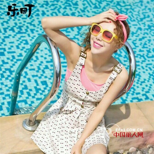 背带牛仔裙怎么搭配好看 蝴蝶结甜美背带雪纺裙