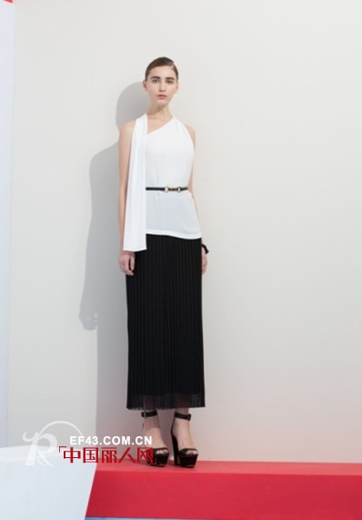 白配的服饰虽然并不艳丽亮眼 但是也美得特别