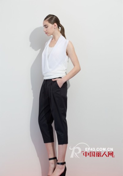 白配的服饰虽然并不艳丽亮眼 但是也美得特别