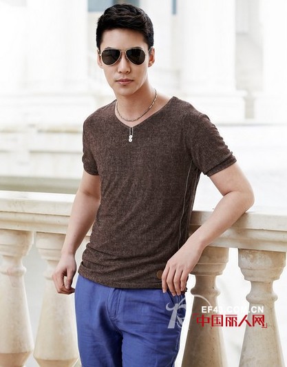 男士穿衣也讲究  旧t恤也能搭出新潮感