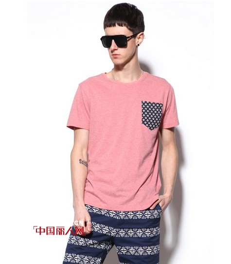 今年男士流行的t恤衫款式 二三十岁潮流搭配