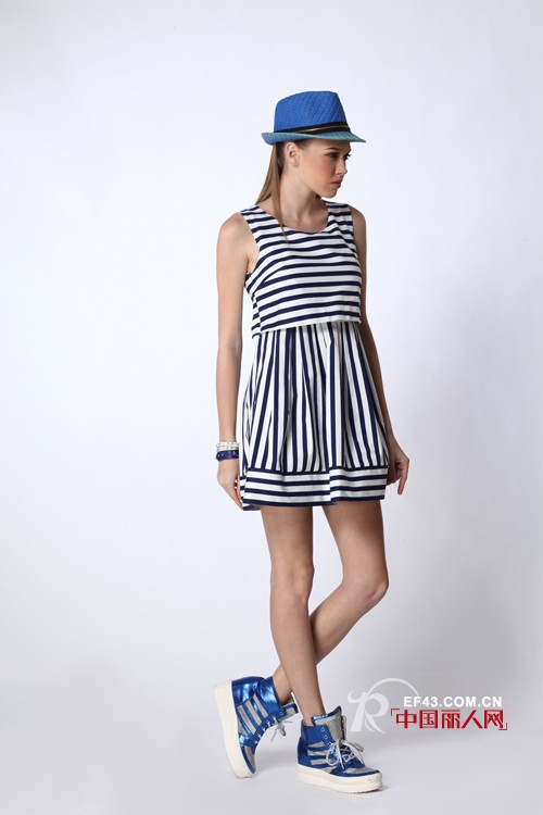 夏季条纹衣服怎么搭配 复古条纹再现摩登气质