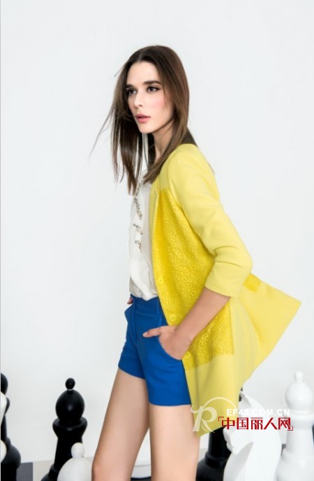 小西服搭配短裤合适吗 跟风的随意混搭