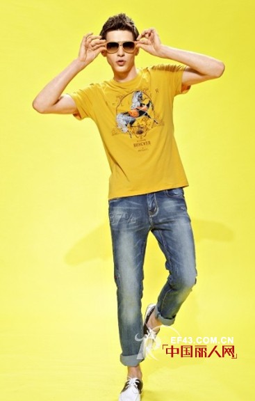 今年男士流行穿什么T恤 字母单品传达时尚主张