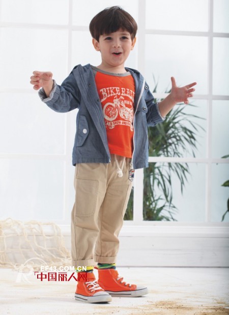 糖果色外套怎么搭配 春季亮色外套搭配裤子