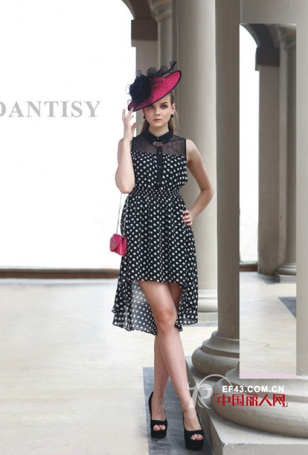 波点连衣裙搭配 雪纺波点连衣裙怎么搭配