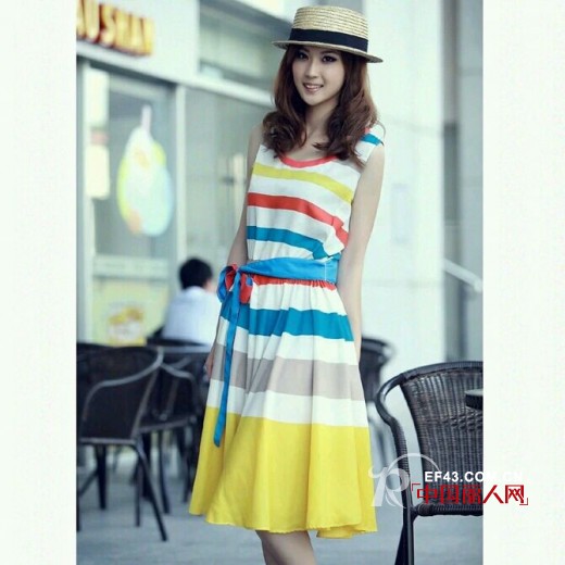 夏季旅游吸睛装扮　太阳帽条纹彩虹裙搭配