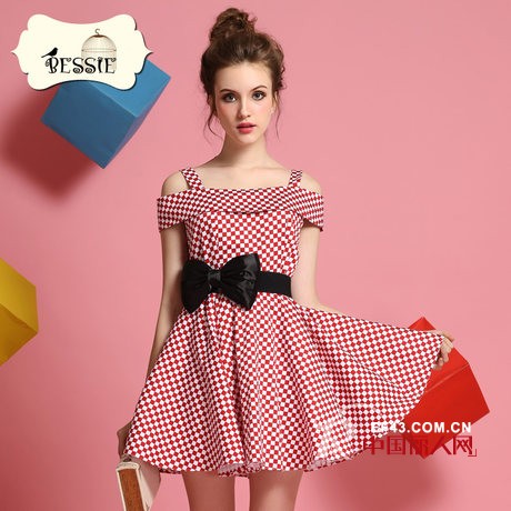 露肩连衣裙小心机穿搭 泡泡袖格子公主裙减龄款