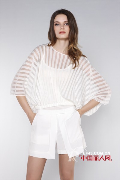 黑色和白色的衣服款式搭配 黑色白色哪个颜色好搭