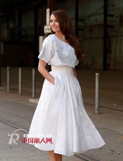 宽松t恤搭配长裙 街拍潮人教你宽松t恤搭配