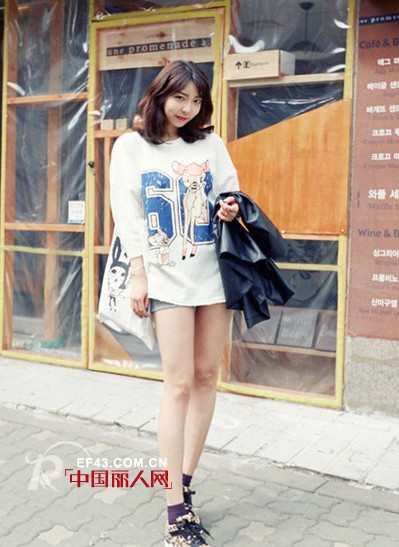 宽松t恤配牛仔裤 点亮街拍的休闲风