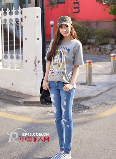 宽松t恤配牛仔裤 点亮街拍的休闲风