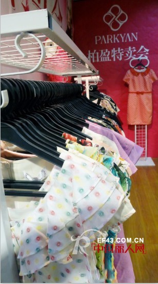 柏盈女装夏季特卖会正在火热举行中