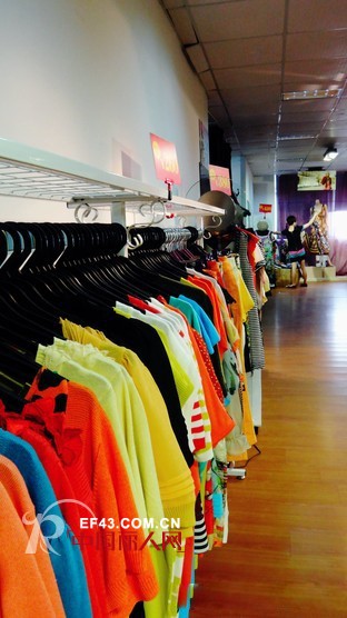 柏盈女装夏季特卖会正在火热举行中
