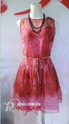 柏盈女装夏季特卖会正在火热举行中