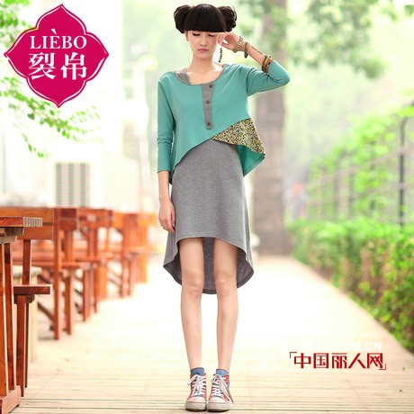 都市风与民族风的混搭 两件套裙装搭配 燕尾裙遇上中国结